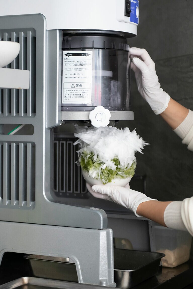 「純氷に比べて天然氷は、削った時の軽さが断然違います。干し立ての布団に入ったような気分になって、『ふわふわだなー、最高だなー』と思います」と堀尾さんは笑う。