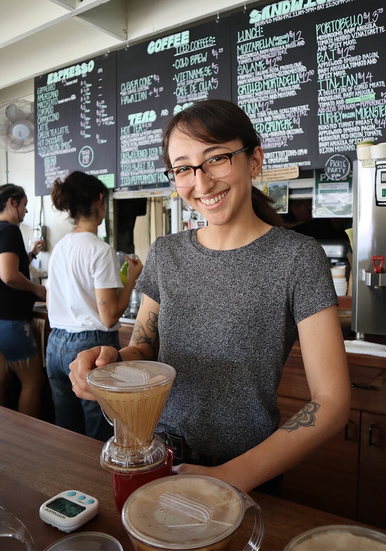 コーヒーはハンドドリップで丁寧に淹れてもらえる。