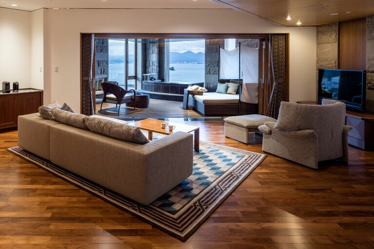 客室は全室スイート。最高級の「プレジデンシャルスパ・スイート」は、天然温泉露天風呂付き。