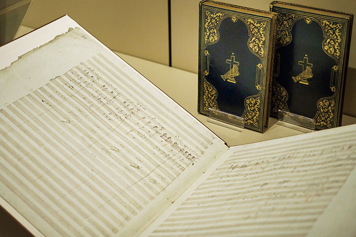 ベートーヴェンが直筆した「第九」の楽譜の一部も（展示品は入れ替えあり）。