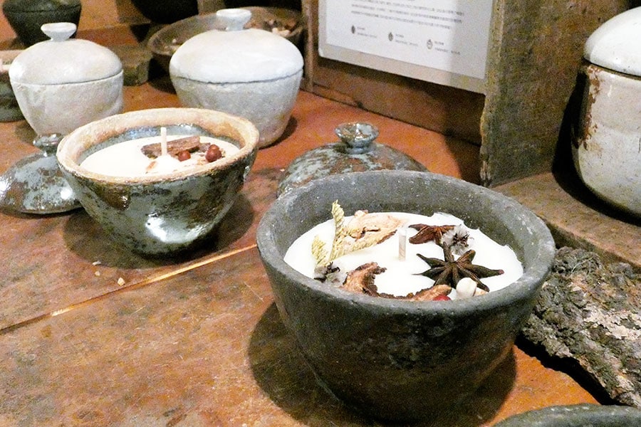 陶器の容器は伝統的な漢方入れをイメージしたもの。取っ手付きの蓋を置くだけで、簡単に火を消すことができます。