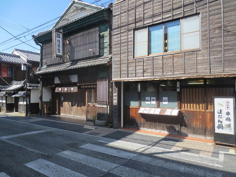 メインストリートにも古い建物が残る城下町・篠山。