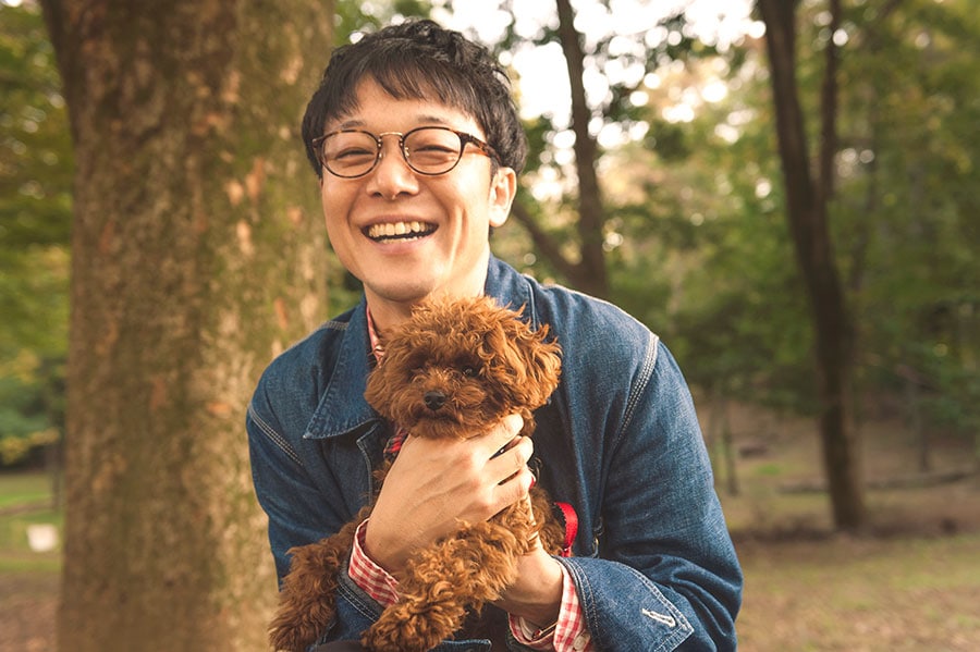 「みいつけた！」のサボさんでお馴染みの俳優・佐藤貴史さん。最近飼い始めたという愛犬・コタローくん(生後6カ月)と馴染みのある代々木公園エリアを散策しながら、たくさんの質問にお答えいただきました。
