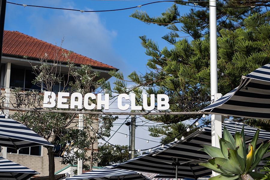 気軽に立ち寄ってくつろげる「ワトソンズ・ベイ・ブティックホテル」のビーチクラブ。