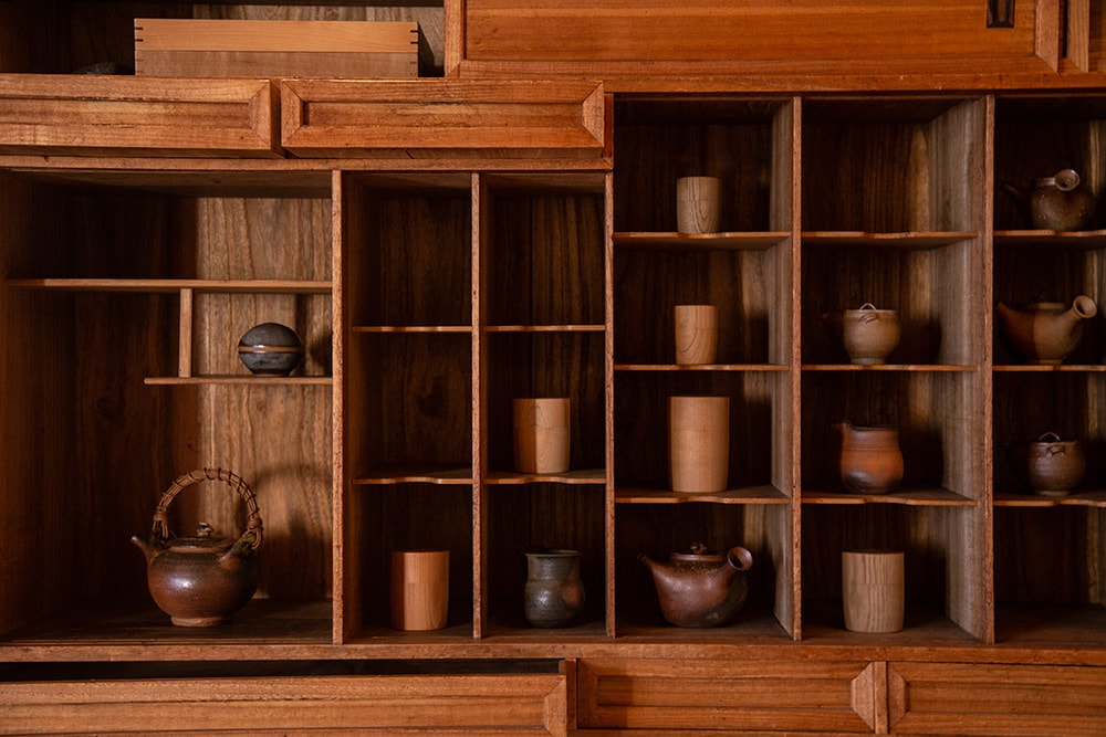 中央は、ろくろ挽きを中心に日用品を作り上げる木工作家・會田竜也の茶筒。