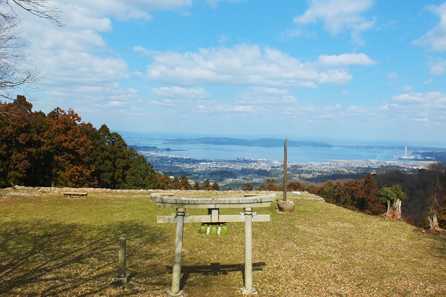 青空の下、山上から眺める絶景に気分爽快！