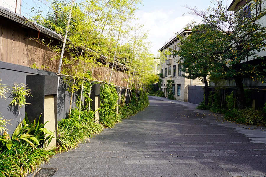 誰もいない朝の街歩きは最高の贅沢。編集部撮影。