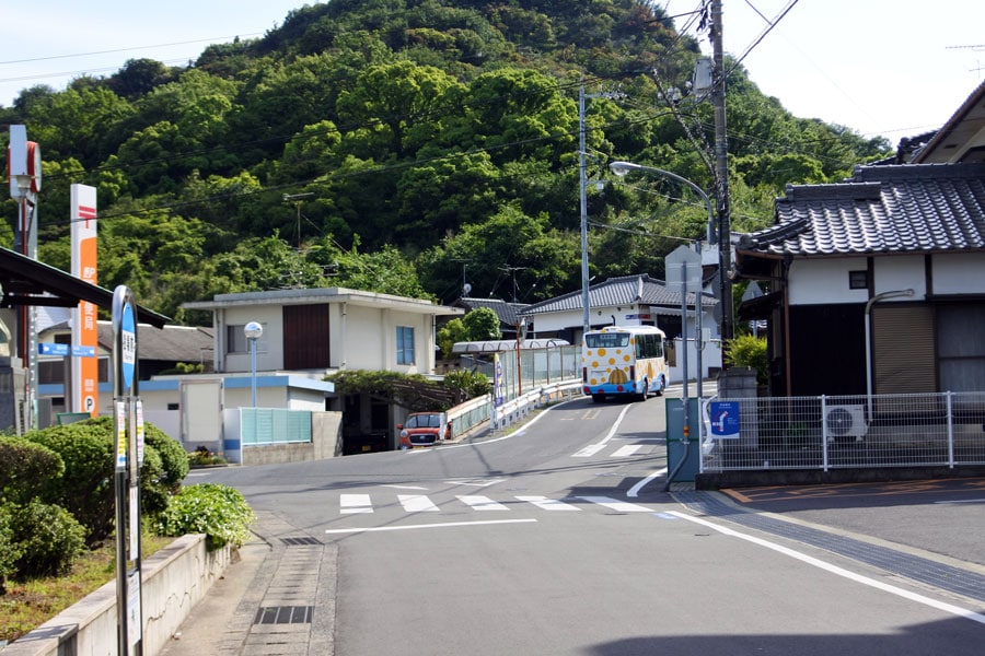 本村の町を走る、町営バス。島内の移動はレンタサイクル、またはバス。