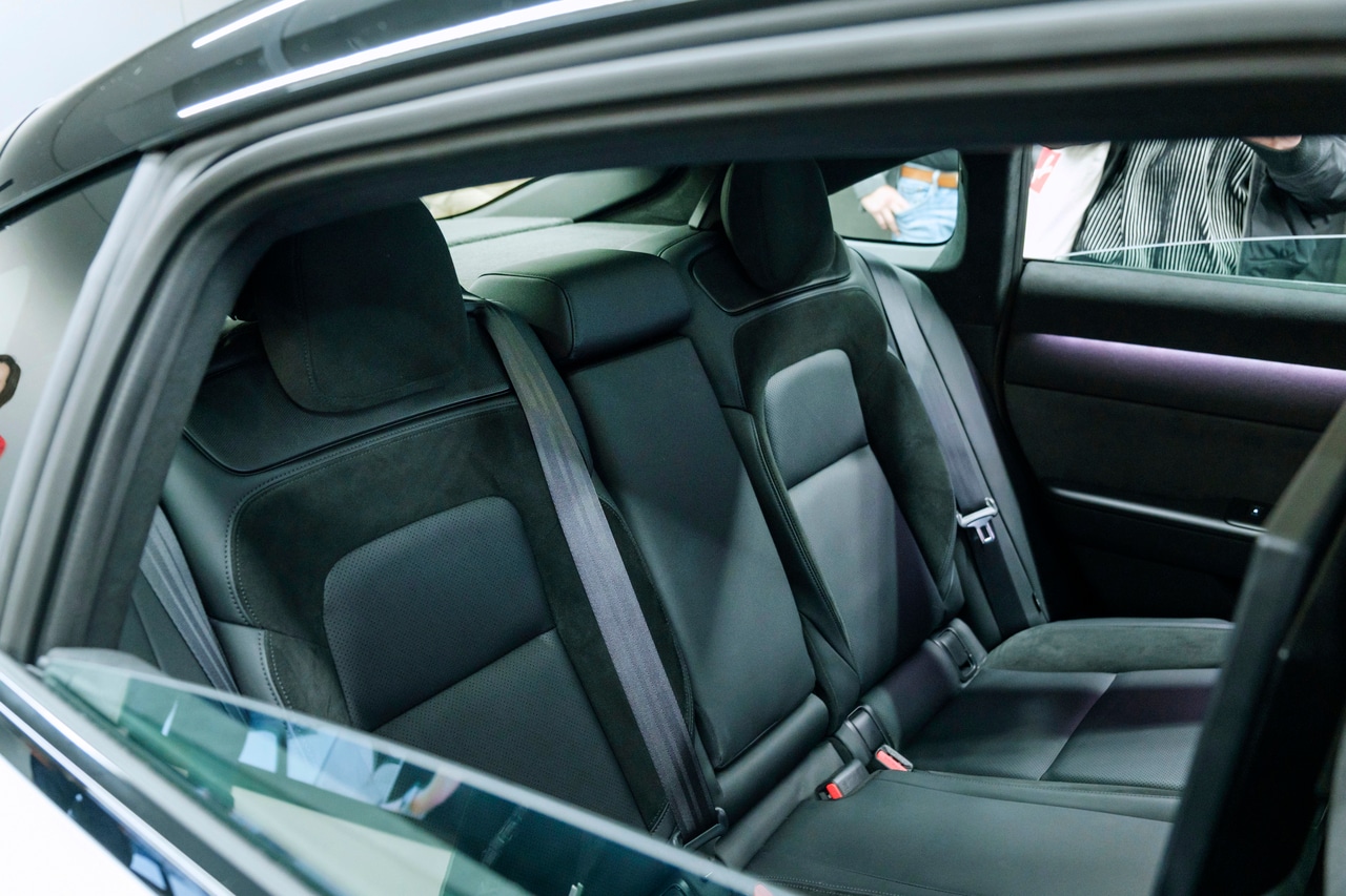 ゆとりある後席に独立した音響・映像環境を搭載。