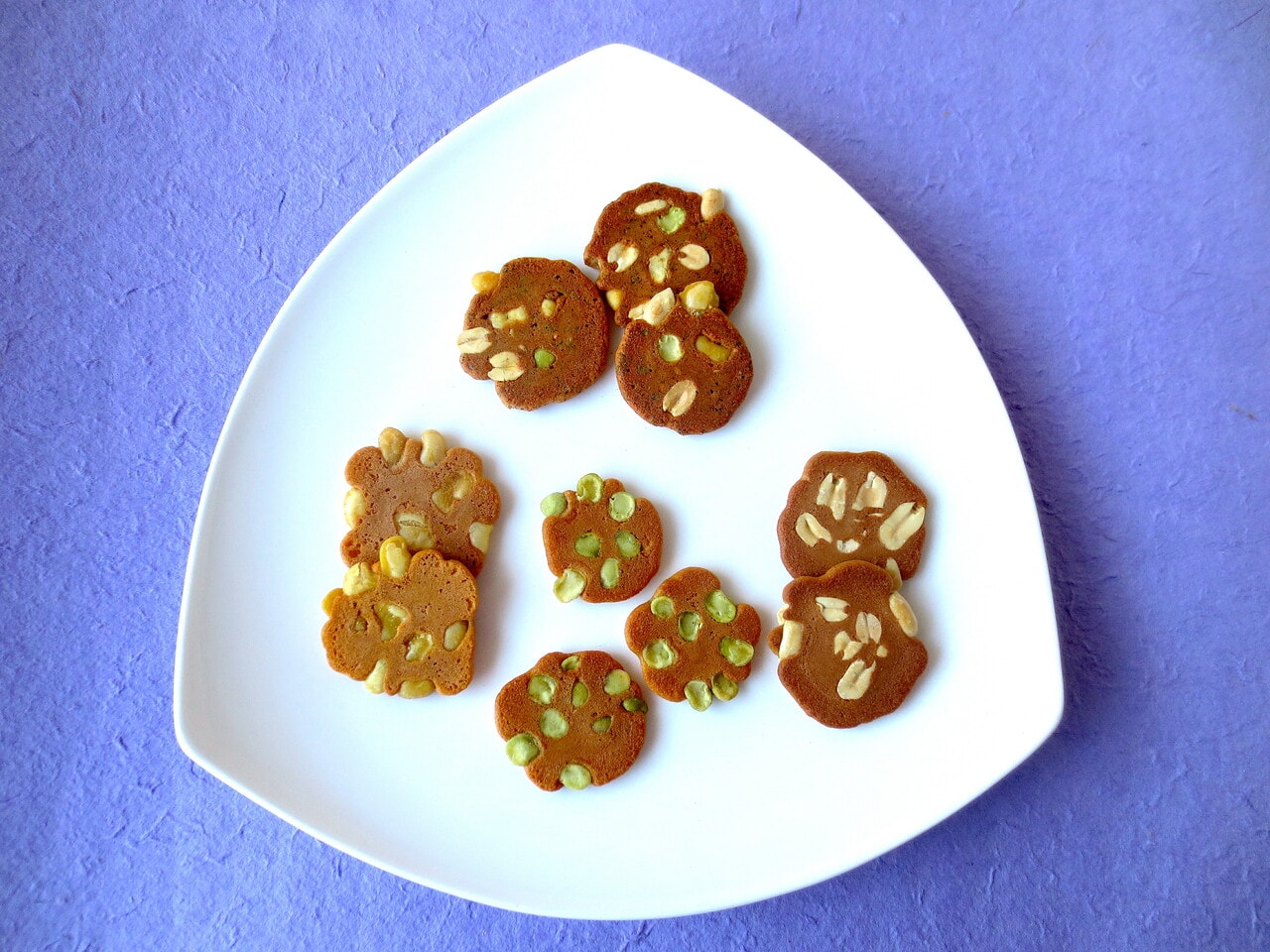 豆せんべい。上から時計回りに「ピリ辛七味」「ピーナッツ」「グリンピース」「そら豆」各1袋300円。