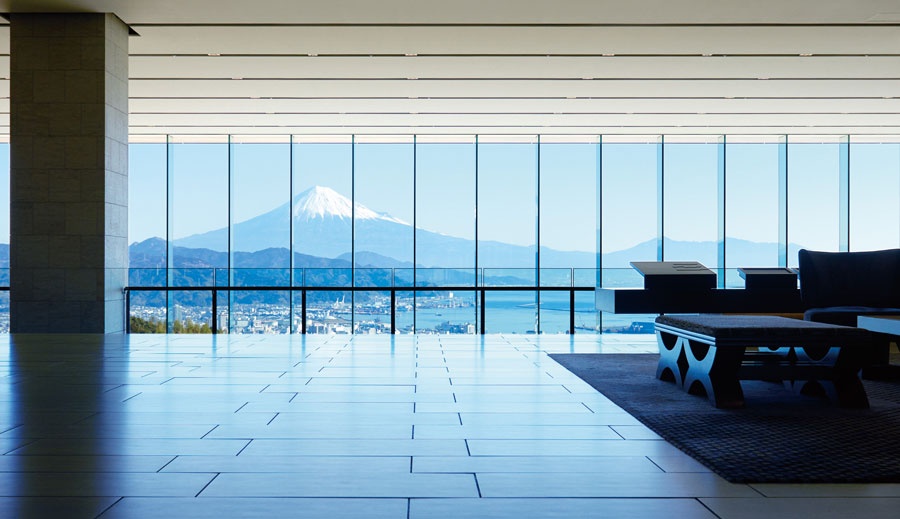 エントランスを入ると、富士山から駿河湾、伊豆半島までを見わたす絶景が。