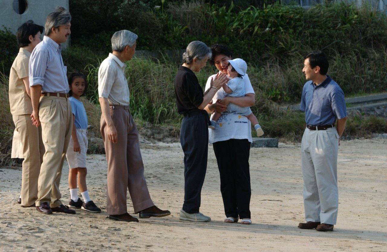 2002年8月、三井浜を散策されるご一家　©JMPA