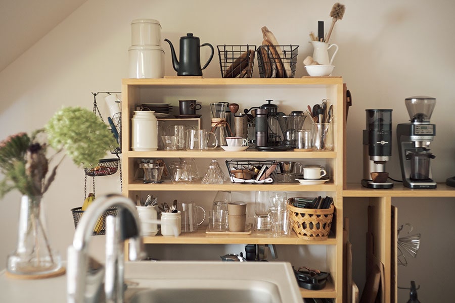 コーヒー関連の道具やカップ専用の棚。棚上のワイヤーかごはニトリ、左の2個積んだ缶はIKEAのもの。