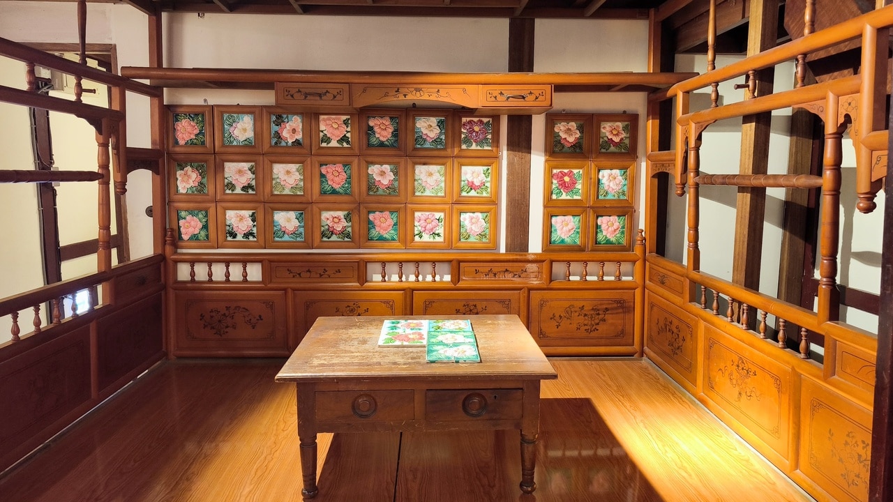 伝統家屋で用いられた紅眠床（天蓋付きの木製ベッド）にも、マジョリカタイルがあしらわれています。