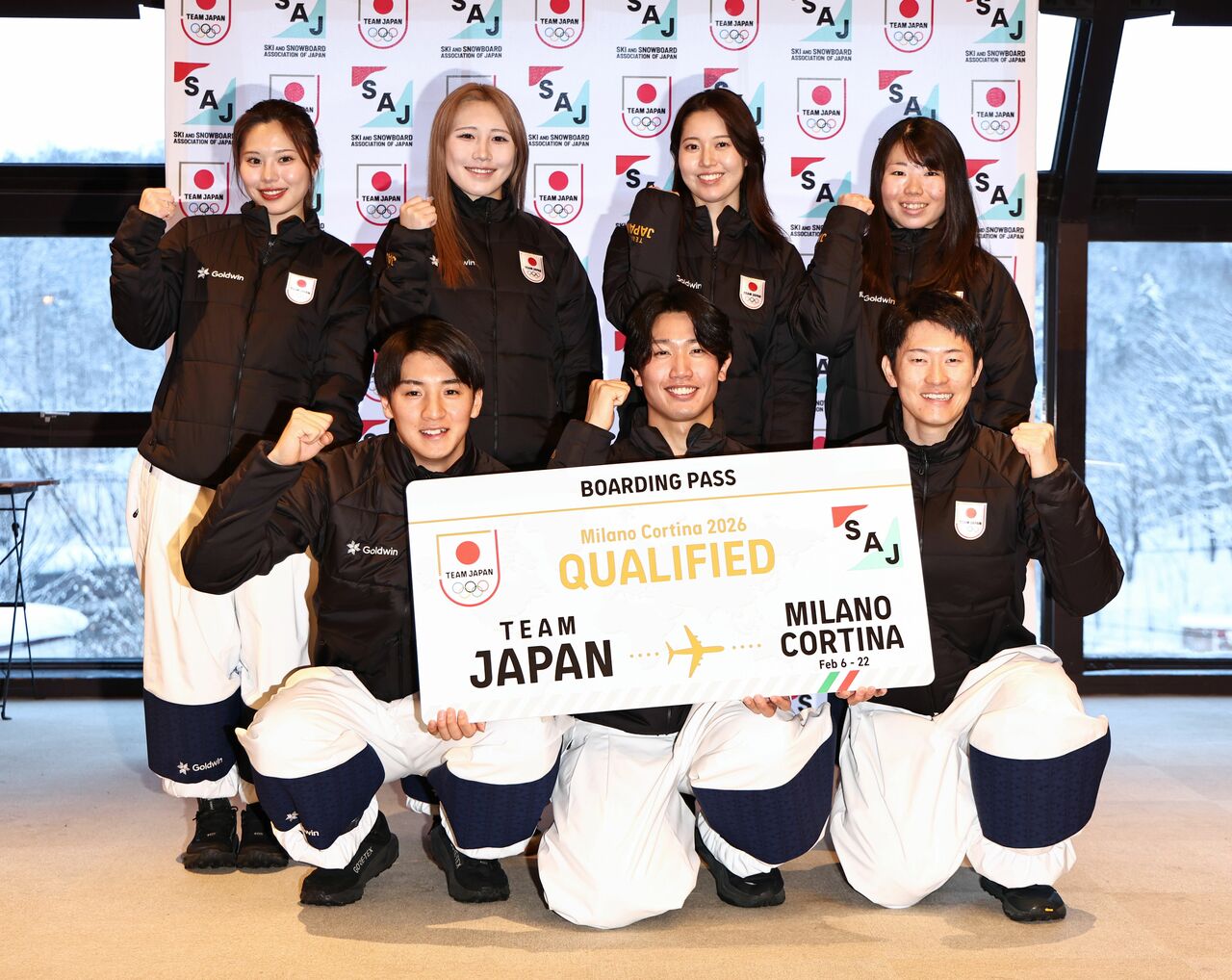 1月26日、合宿先の札幌市内で会見したモーグル日本代表選手たち。（上段左から）藤木日菜、柳本理乃、中尾春香、冨髙日向子、（下段左から）西沢岳人、島川拓也、藤木豪心。堀島行真は海外からオンラインで取材に応じた　©時事通信社