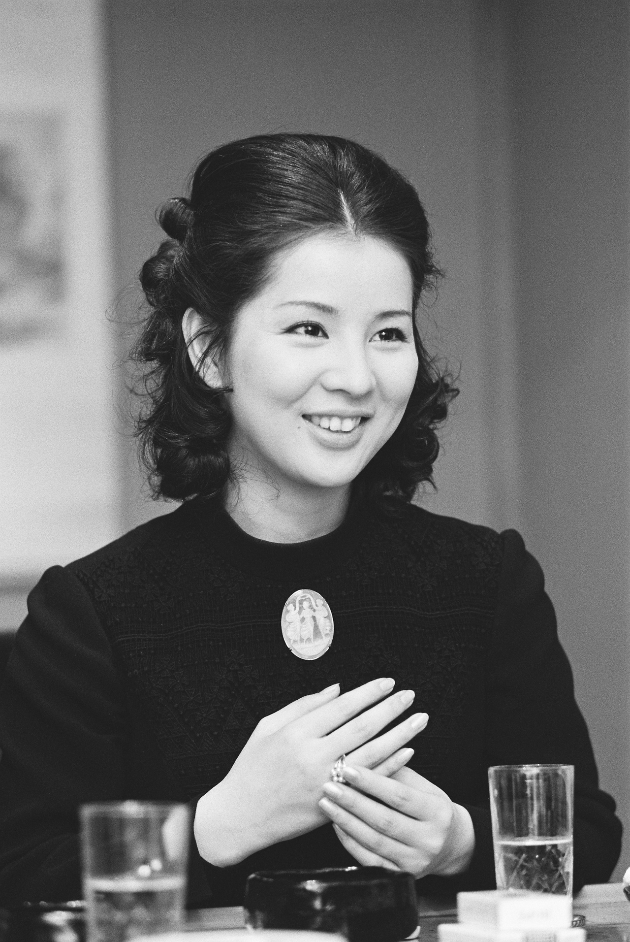 1972年の吉永小百合さん。翌1973年、28歳のときに15歳年上のプロデューサー、岡田太郎氏と結婚。2024年9月に岡田氏が亡くなるまで半世紀上、連れ添った。©文藝春秋