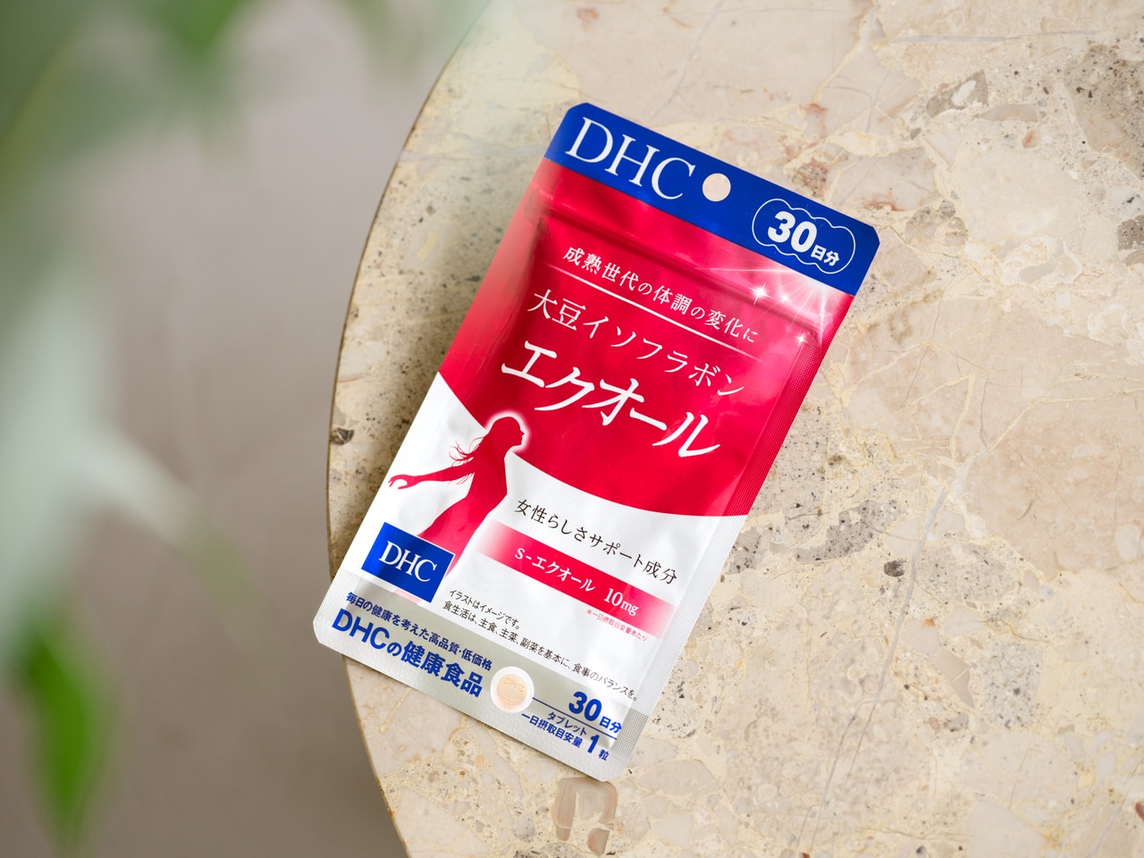 DHC「大豆イソフラボン エクオール」１日１粒目安30日分 4,293円。1日あたり約144円（DHC公式オンラインショップの定価をもとに算出。小数点以下切り捨て）。ペットボトル飲料1本分程度という低価格も魅力。