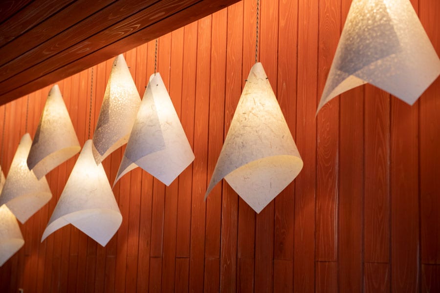 和紙の照明が柿渋色の壁に調和。館内をふんわりと照らす。