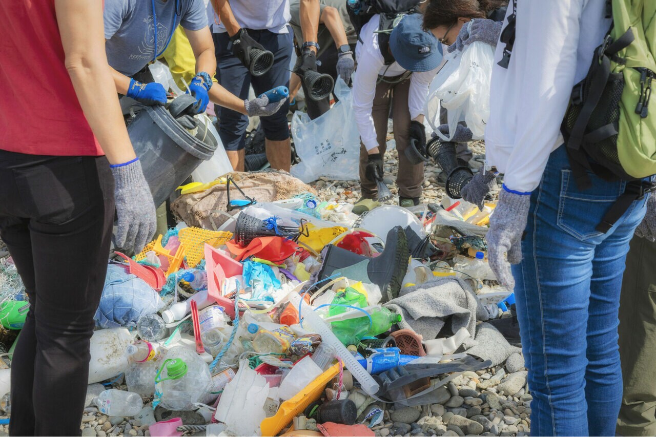 イベント当日はオンネベツ川の河口でビーチクリーンを実施。100mほどの距離で45Lごみ袋20個分のゴミを回収。（提供写真）