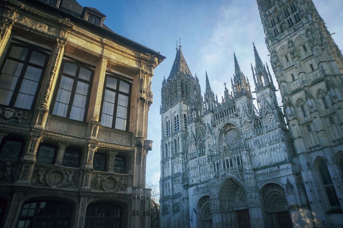 左はモネが陣取った建物。右は日陰で青ざめた様相を見せる朝の大聖堂。