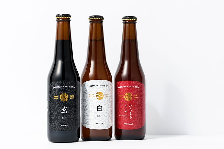 【奈良県】左から：なら麦酒 ならまち醸造所「玄－kuro－」「白－haku－」「ならまちエール」各537円(330ml)。