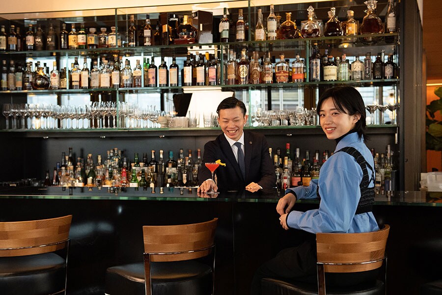 河合優実と東京はしご酒③ 22歳、はじめてのカクテルを楽しむ 「ブルガリ ギンザ・バー」