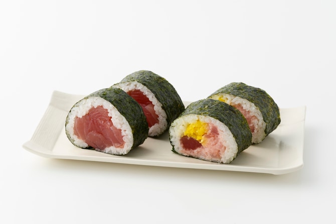 左から:鉄火巻き、とろたく巻き 各330円。