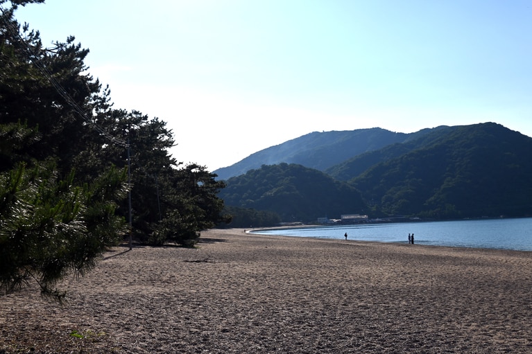 ビーチに出て、左を向くと三内山など山並みが。