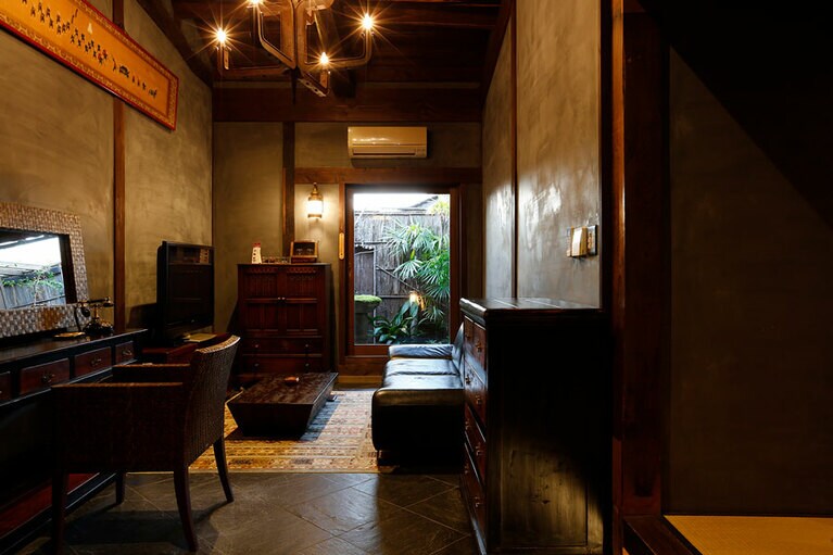 湯宿 草菴［島根／出雲 湯の川温泉］「古民家離れの宿」の客室「庄屋」。