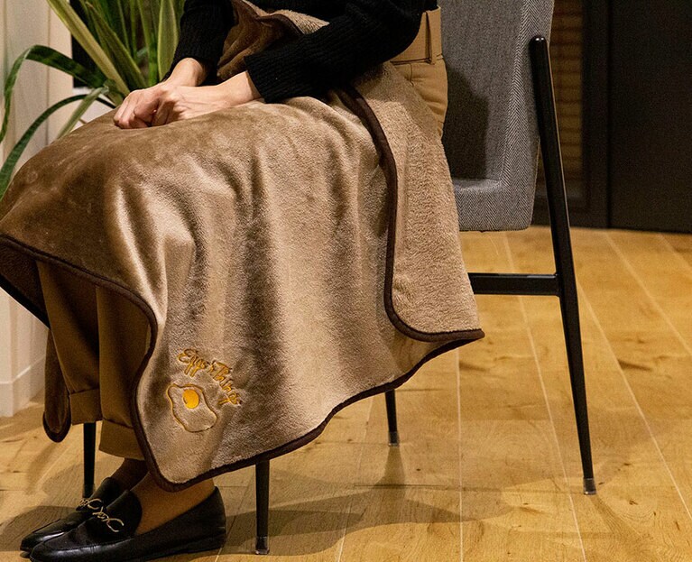 ポーチにしまうことでクッションとしても使えるのが嬉しいオリジナルブランケット。