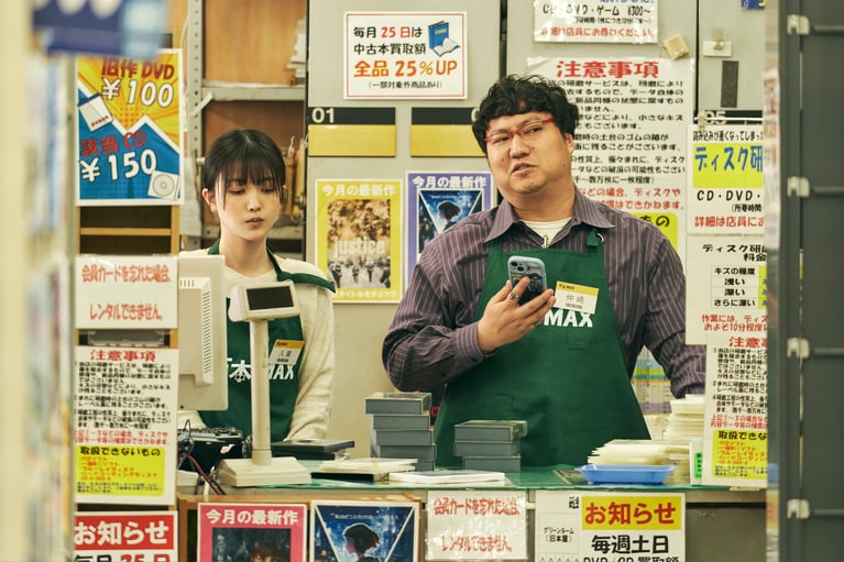 Ⓒ石黒正数・徳間書店／映画『ネムルバカ』製作委員会。秘訣は「挨拶」と「質問攻め」と「めげない心」。平祐奈の“スーパーコミュ力”3か条とは