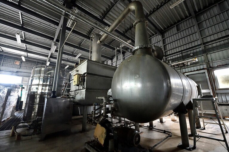 風格ある蒸留器などが鎮座する工場内。