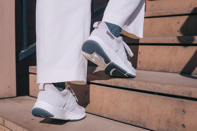 アウトソールのつま先部分には滑りにくい「N GRIP」を、摩耗しやすい踵部分には耐久性に優れる「Ndurance」を採用し、快適な歩きをサポートする。