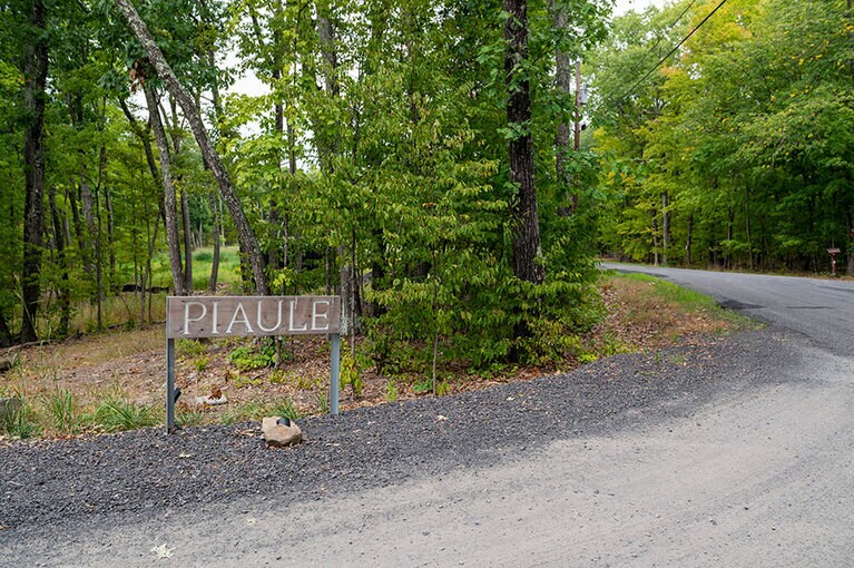 この看板が入り口を示す。敷地内では車の利用は禁止されている。