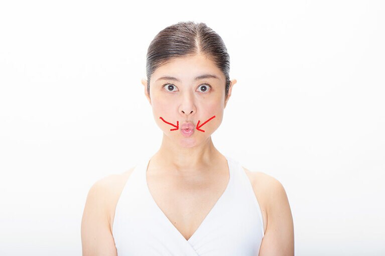 「う」の口を作る。