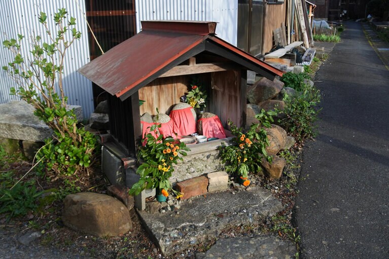 道幅1.2メートルほどの路地の脇に、お地蔵さんが。