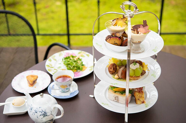 「季節のアフタヌーンティーセット」コーヒー・紅茶・ハーブティー付き 1人分6,050円(2時間制)。前日20時までの完全予約制。