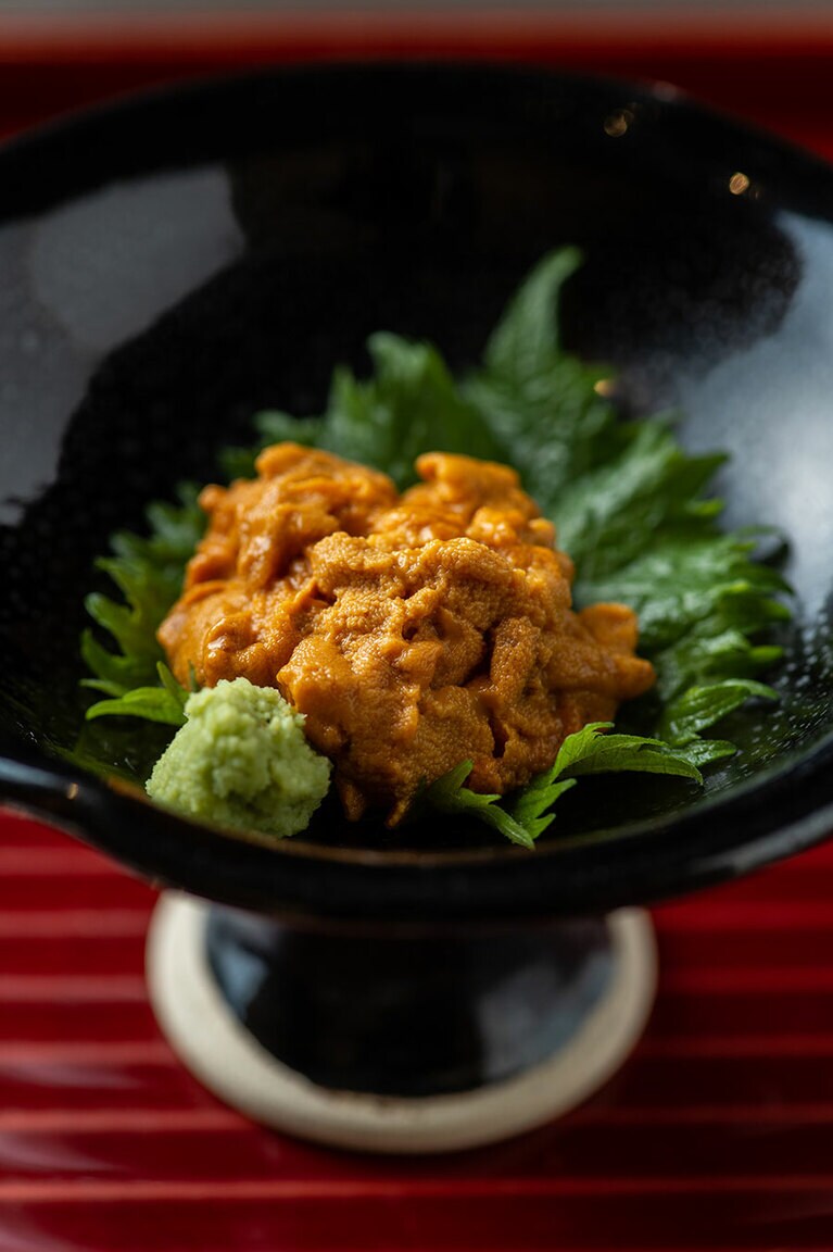 天草産ウニ。季節それぞれの旬の食材が楽しみ。