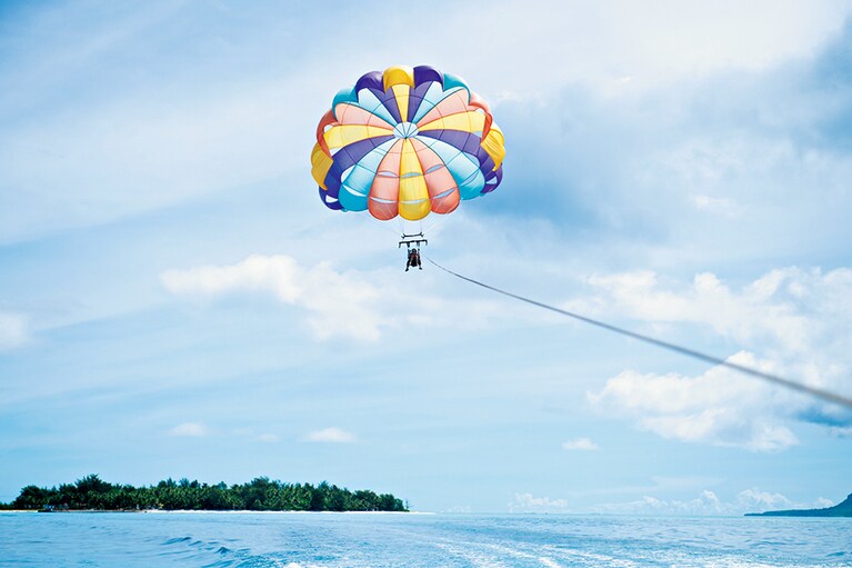 パラセーリングを楽しむなら、サイパンから約20分のクルーズで行けるマニャガハ島へ。