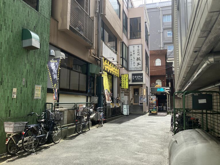 路地を左折して真正面1階 