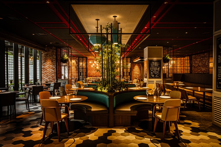 ホテル1階「Restaurant＆Bar TIDE TABLE Shiomi」。“EDO×TOKYO”をコンセプトにしたインテリアやアートに囲まれた魅力的な空間。