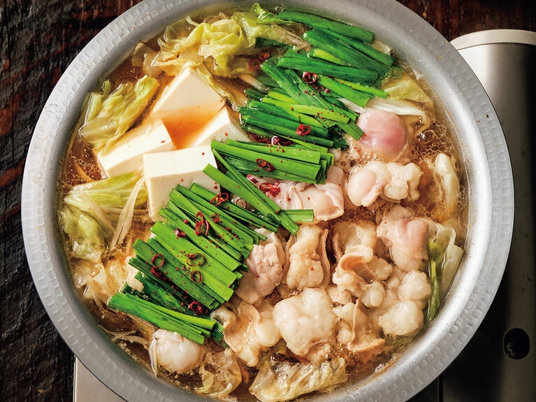 「近江牛もつ鍋セット 麺あり」4～5人前（近江牛ホルモン･小腸 500g、もつ鍋スープ〈しょうゆ味〉、麺 100g×2袋）3,780円／サカエヤ