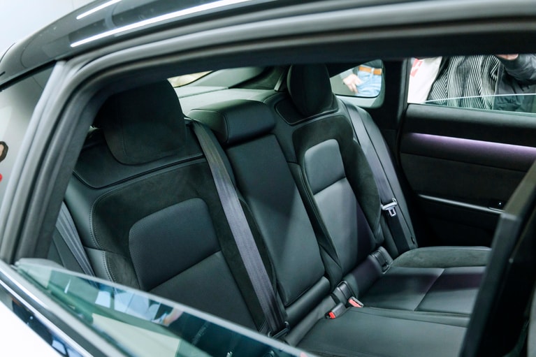 ゆとりある後席に独立した音響・映像環境を搭載。