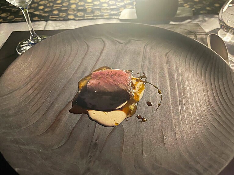 「和牛なまはげのロースト」と「どぶろくホップ02」。