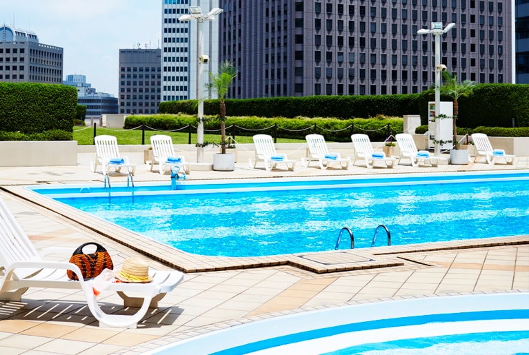 夏季には都心のオアシス「スカイプール」がオープン。