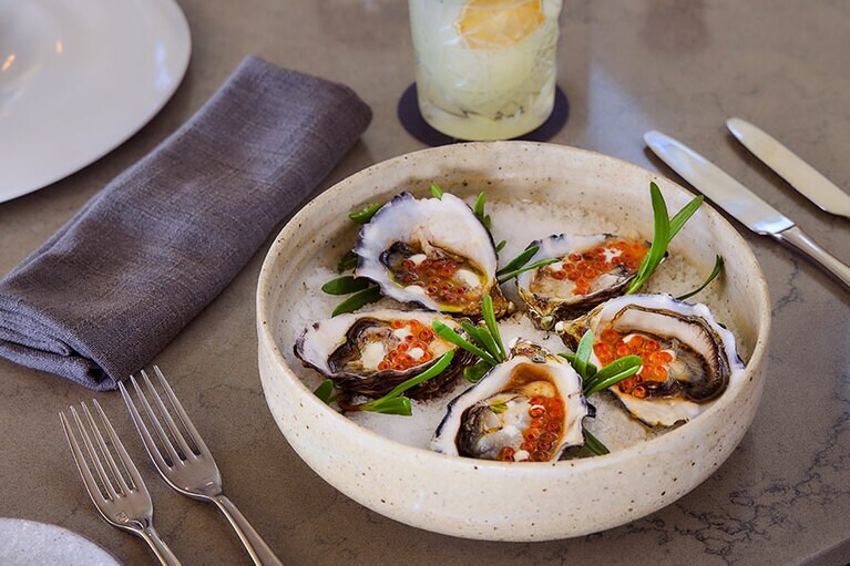 やはりシーフードは食べ逃せない。オーストラリアの農家から届く野菜や新鮮な魚介類を中心に極上の食体験が待っている。