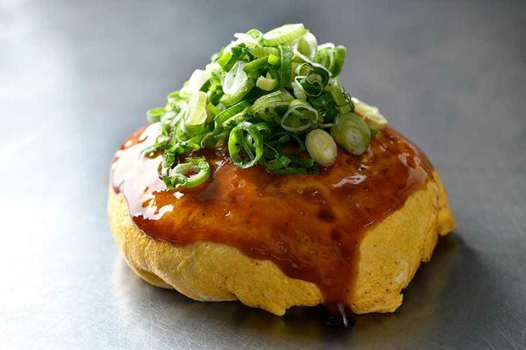 【鉄板・お好み焼き 電光石火】お店を代表する一品「電光石火」1,100円。中に入れる麺は、そば or うどんを選べます。