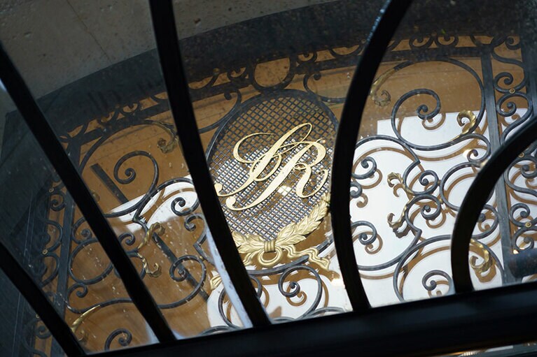 “メダイヨン”と呼ばれる楕円形にリボンをあしらったネオクラシックスタイルのロゴ。