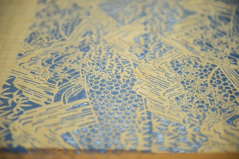 空色の糊が、美しい模様を浮かび上がらせます。