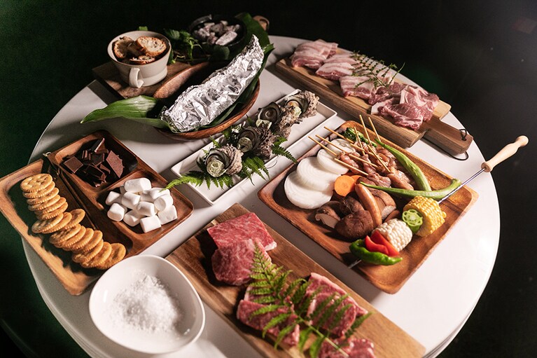 BBQコースの食材。五島牛、五島豚、グルクン、さざえ、ヒオオウギガイなど(1人 8,000円)。